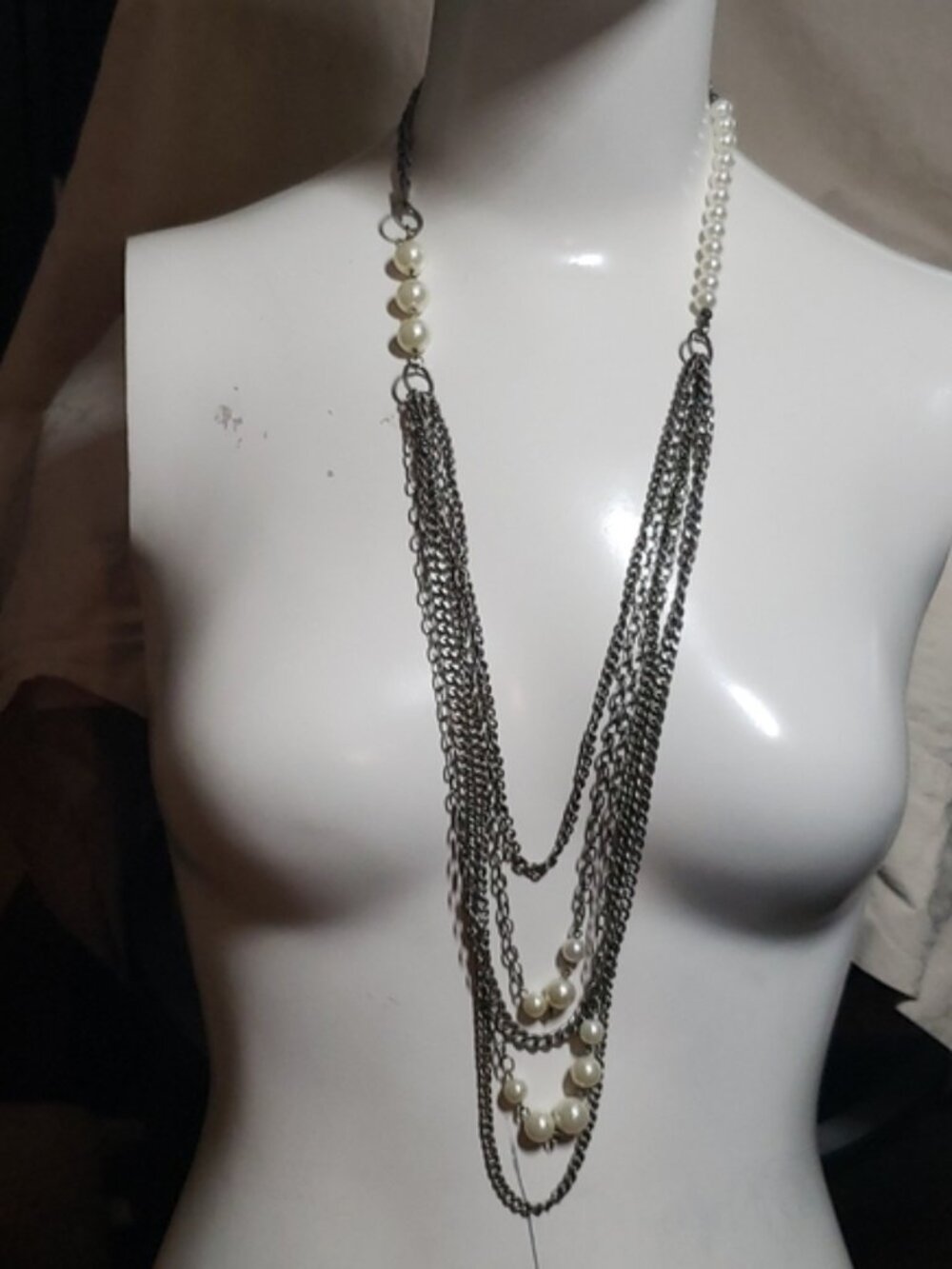 Silver Tone and Pearl Necklace (20)